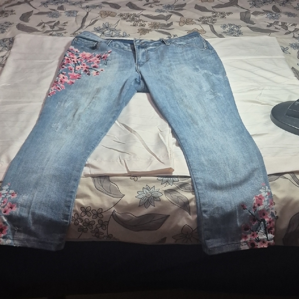 Embroidered Light Blue Cropped Jeans